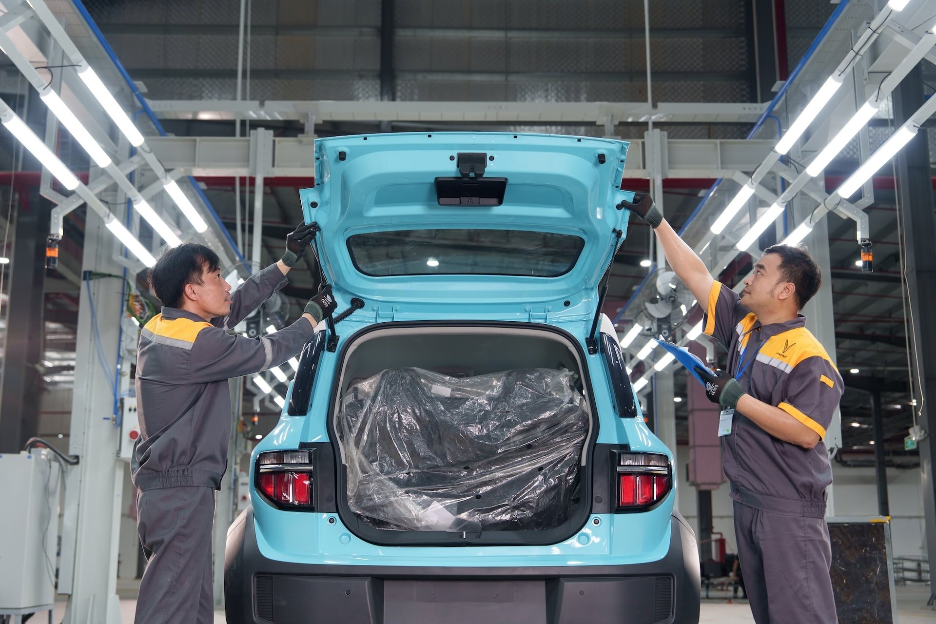 Thi công thần tốc chỉ 7 tháng, tập đoàn của tỷ phú Phạm Nhật Vượng khánh thành nhà máy xe điện thứ 2 ở VN- Ảnh 4. Thi công thần tốc chỉ 7 tháng, tập đoàn của tỷ phú Phạm Nhật Vượng khánh thành nhà máy xe điện thứ 2 ở VN- Ảnh 4.