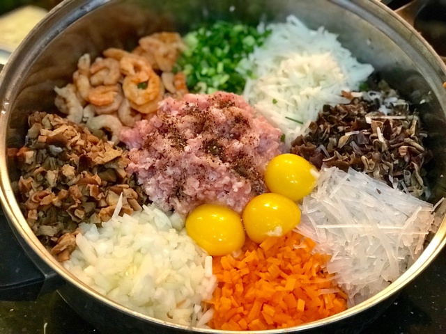 Sao Hàn thử 1 món ăn truyền thống của Việt Nam, thốt lên: ”Tôi có thể ăn hết 10 cái 1 lần”- Ảnh 5. Sao Hàn thử 1 món ăn truyền thống của Việt Nam, thốt lên: ”Tôi có thể ăn hết 10 cái 1 lần”- Ảnh 5.