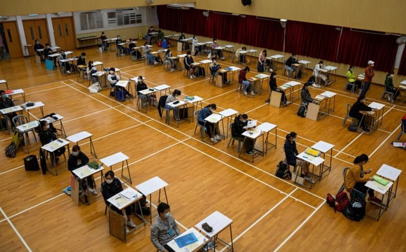 Chấn động: Nam sinh giả gái đi thi hộ, chưa hoàn thành bài thì đã bị bắt tại trận- Ảnh 2.