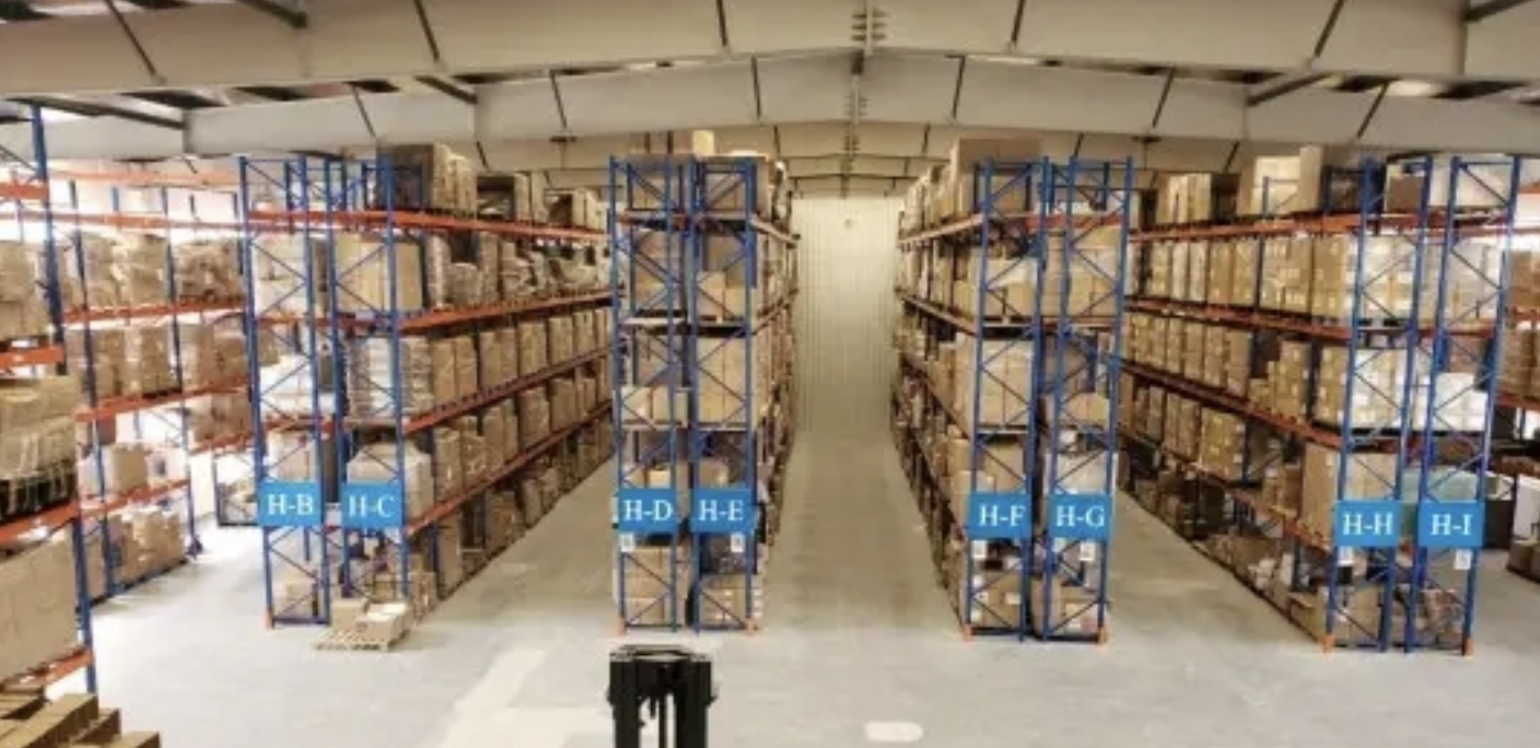 Theo dõi một người đàn ông vừa xin việc, công an phát hiện kho hàng giả trị giá gần 200 tỷ đồng, thu giữ 190.000 sản phẩm nhái thương hiệu nổi tiếng- Ảnh 1. Theo dõi một người đàn ông vừa xin việc, công an phát hiện kho hàng giả trị giá gần 200 tỷ đồng, thu giữ 190.000 sản phẩm nhái thương hiệu nổi tiếng- Ảnh 1.