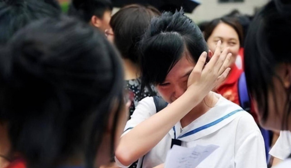Ai cũng nói “Giỏi thì đề nào cũng làm được”, sĩ tử 2k7 đừng “làm màu” khóc mãi: Bởi họ đâu làm mẹ, phải chứng kiến con ôn thi đến sáng!- Ảnh 1. Ai cũng nói “Giỏi thì đề nào cũng làm được”, sĩ tử 2k7 đừng “làm màu” khóc mãi: Bởi họ đâu làm mẹ, phải chứng kiến con ôn thi đến sáng!- Ảnh 1.