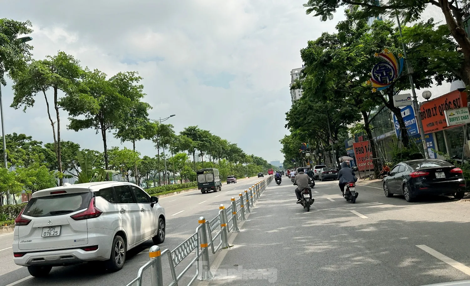 Hà Nội: Điều chỉnh cho ô tô được đi tất cả các làn đường Phạm Văn Đồng- Ảnh 5. Hà Nội: Điều chỉnh cho ô tô được đi tất cả các làn đường Phạm Văn Đồng- Ảnh 5.