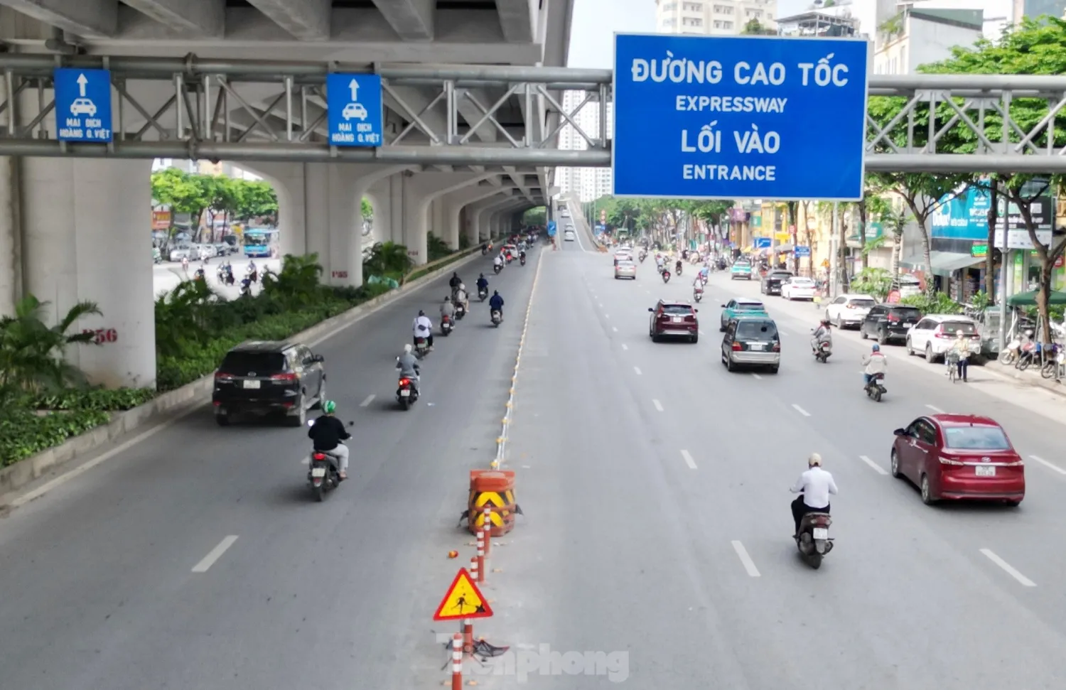 Hà Nội: Điều chỉnh cho ô tô được đi tất cả các làn đường Phạm Văn Đồng- Ảnh 1. Hà Nội: Điều chỉnh cho ô tô được đi tất cả các làn đường Phạm Văn Đồng- Ảnh 1.