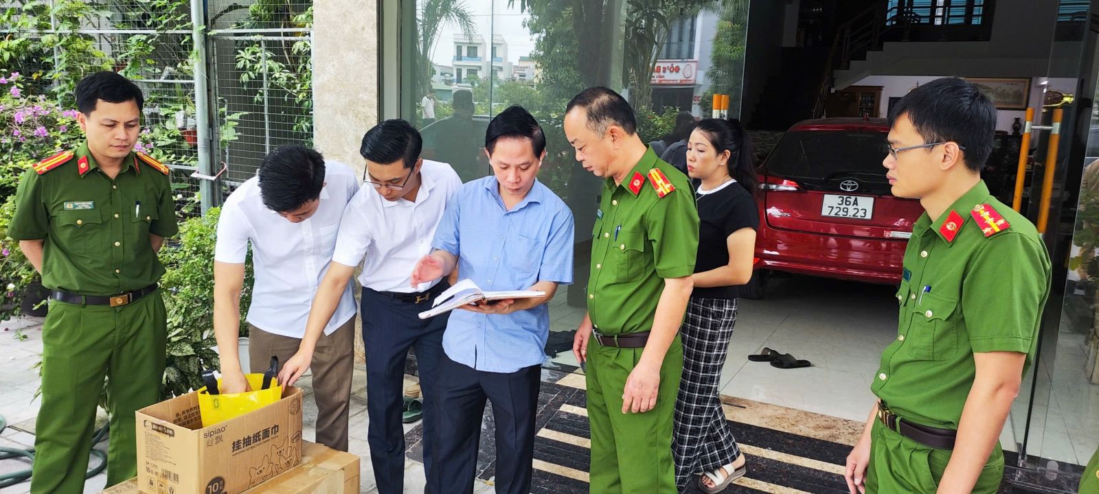 Hình ảnh vụ khám xét khẩn cấp nơi ở và công ty của giang hồ Vi “ngộ”- Ảnh 1. Hình ảnh vụ khám xét khẩn cấp nơi ở và công ty của giang hồ Vi “ngộ”- Ảnh 1.