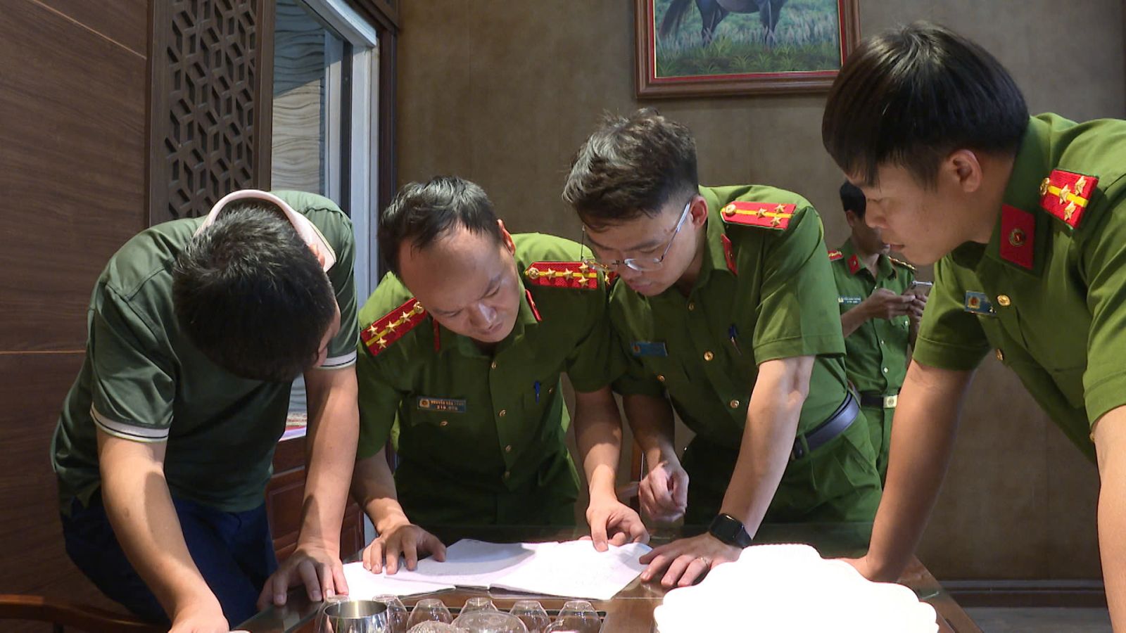Hình ảnh vụ khám xét khẩn cấp nơi ở và công ty của giang hồ Vi “ngộ”- Ảnh 2. Hình ảnh vụ khám xét khẩn cấp nơi ở và công ty của giang hồ Vi “ngộ”- Ảnh 2.