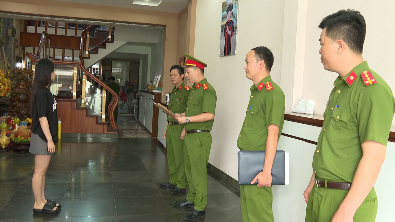 Hình ảnh vụ khám xét khẩn cấp nơi ở và công ty của giang hồ Vi “ngộ”- Ảnh 3. Hình ảnh vụ khám xét khẩn cấp nơi ở và công ty của giang hồ Vi “ngộ”- Ảnh 3.