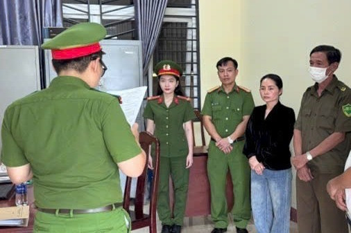Nữ giám đốc sản xuất hàng ngàn sản phẩm thảo dược giả vừa bị bắt ở Đắk Lắk: Từng "nổ" sẽ tặng 300 căn biệt thự cho đại lý xuất sắc- Ảnh 1. Nữ giám đốc sản xuất hàng ngàn sản phẩm thảo dược giả vừa bị bắt ở Đắk Lắk: Từng "nổ" sẽ tặng 300 căn biệt thự cho đại lý xuất sắc- Ảnh 1.