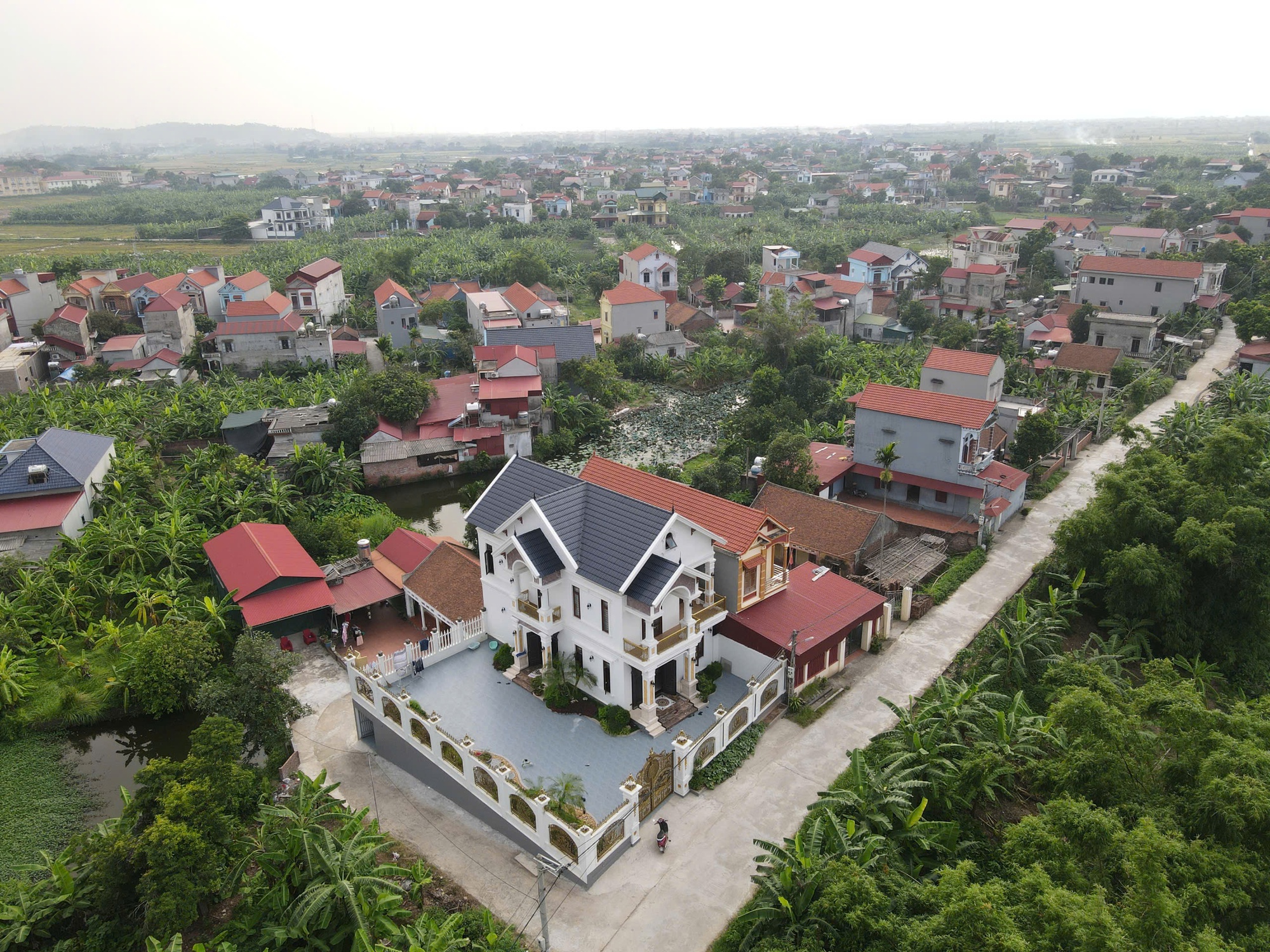 Cận cảnh biệt thự ở Bắc Ninh của đối tượng cầm đầu nhóm lửa đảo xuyên quốc gia, chiếm đoạt hơn 2.000 tỷ đồng- Ảnh 3. Cận cảnh biệt thự ở Bắc Ninh của đối tượng cầm đầu nhóm lửa đảo xuyên quốc gia, chiếm đoạt hơn 2.000 tỷ đồng- Ảnh 3.