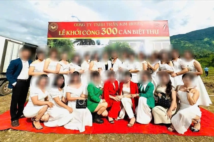 Nữ giám đốc sản xuất hàng ngàn sản phẩm thảo dược giả vừa bị bắt ở Đắk Lắk: Từng "nổ" sẽ tặng 300 căn biệt thự cho đại lý xuất sắc- Ảnh 2. Nữ giám đốc sản xuất hàng ngàn sản phẩm thảo dược giả vừa bị bắt ở Đắk Lắk: Từng "nổ" sẽ tặng 300 căn biệt thự cho đại lý xuất sắc- Ảnh 2.
