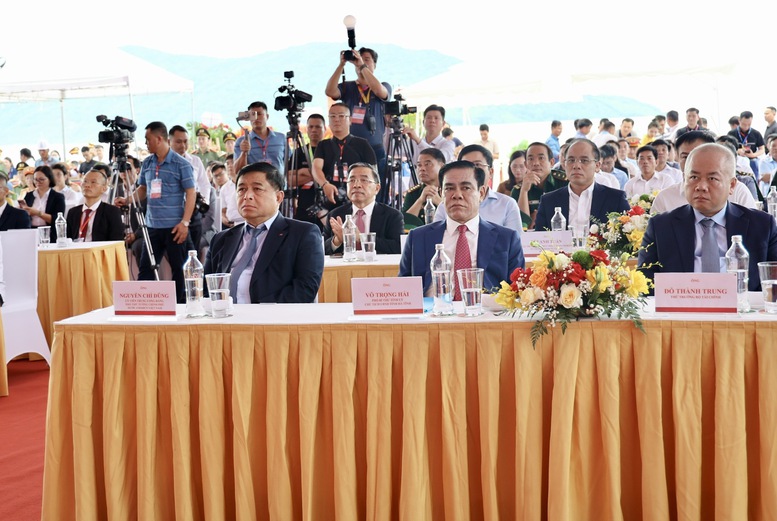 VinFast Hà Tĩnh: Xác lập kỷ lục về tiến độ hoàn thiện nhà máy- Ảnh 2. VinFast Hà Tĩnh: Xác lập kỷ lục về tiến độ hoàn thiện nhà máy- Ảnh 2.