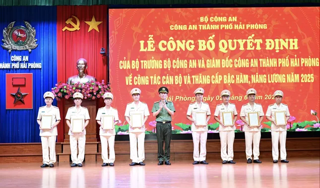 Hai phó giám đốc Công an TP Hải Phòng nghỉ hưu- Ảnh 2. Hai phó giám đốc Công an TP Hải Phòng nghỉ hưu- Ảnh 2.