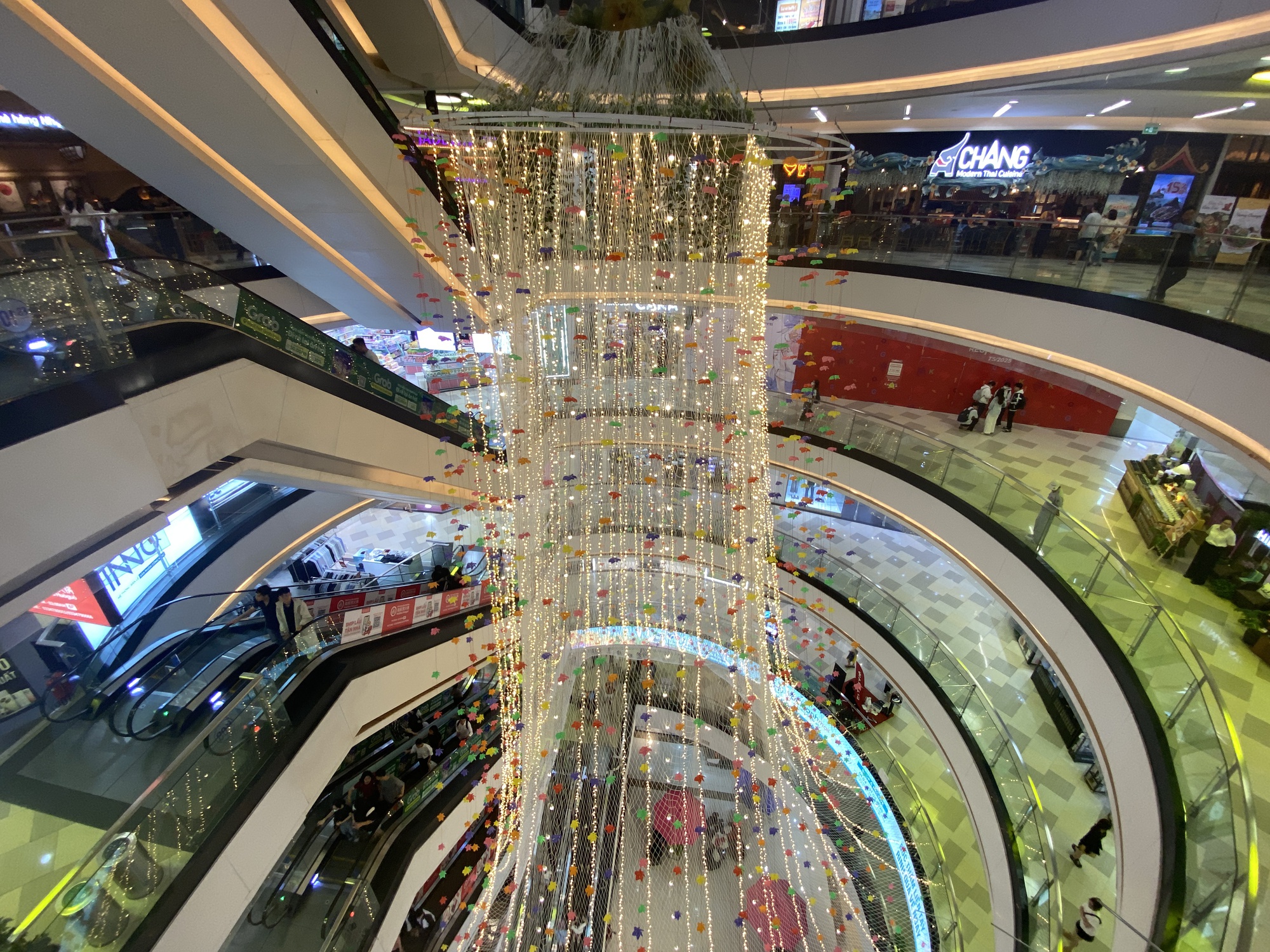 Cảnh tượng không ngờ bên trong Vạn Hạnh Mall sau 22h30, một chi tiết gây chú ý sau khi hàng quán tạm nghỉ- Ảnh 1.