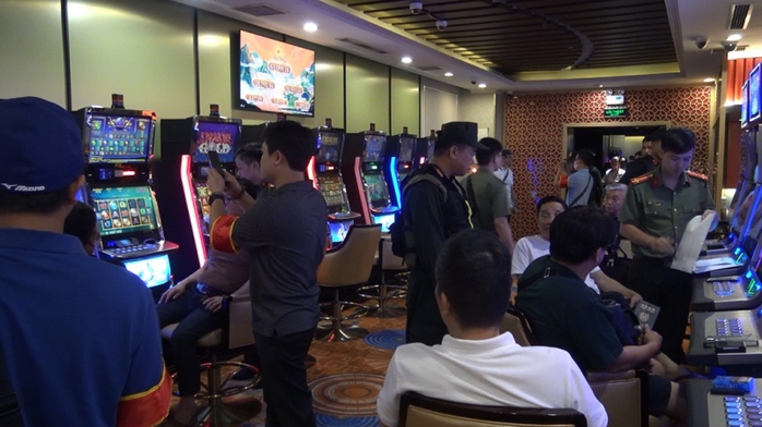 Cựu bí thư Thành ủy Hòa Bình và các con bạc đã đánh bạc  hơn 2.600 tỉ đồng tại King Club- Ảnh 1.