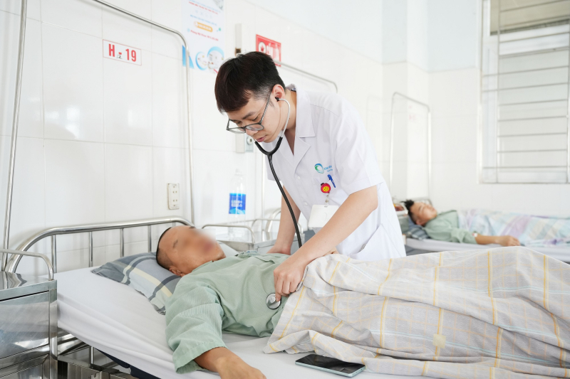 Chạy marathon, 2 người đàn ông nhập viện cấp cứu- Ảnh 2.