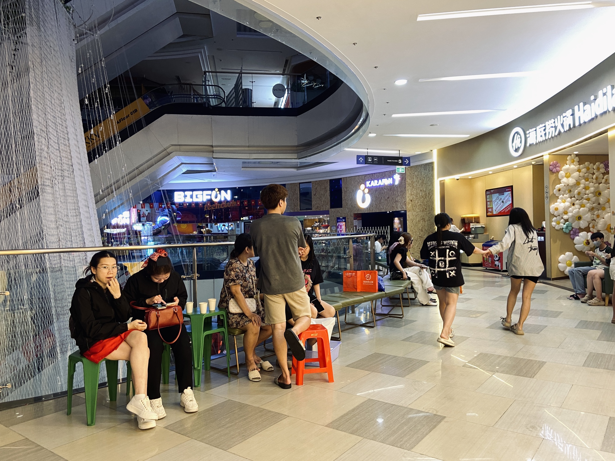 Cảnh tượng không ngờ bên trong Vạn Hạnh Mall sau 22h30, một chi tiết gây chú ý sau khi hàng quán tạm nghỉ- Ảnh 3.