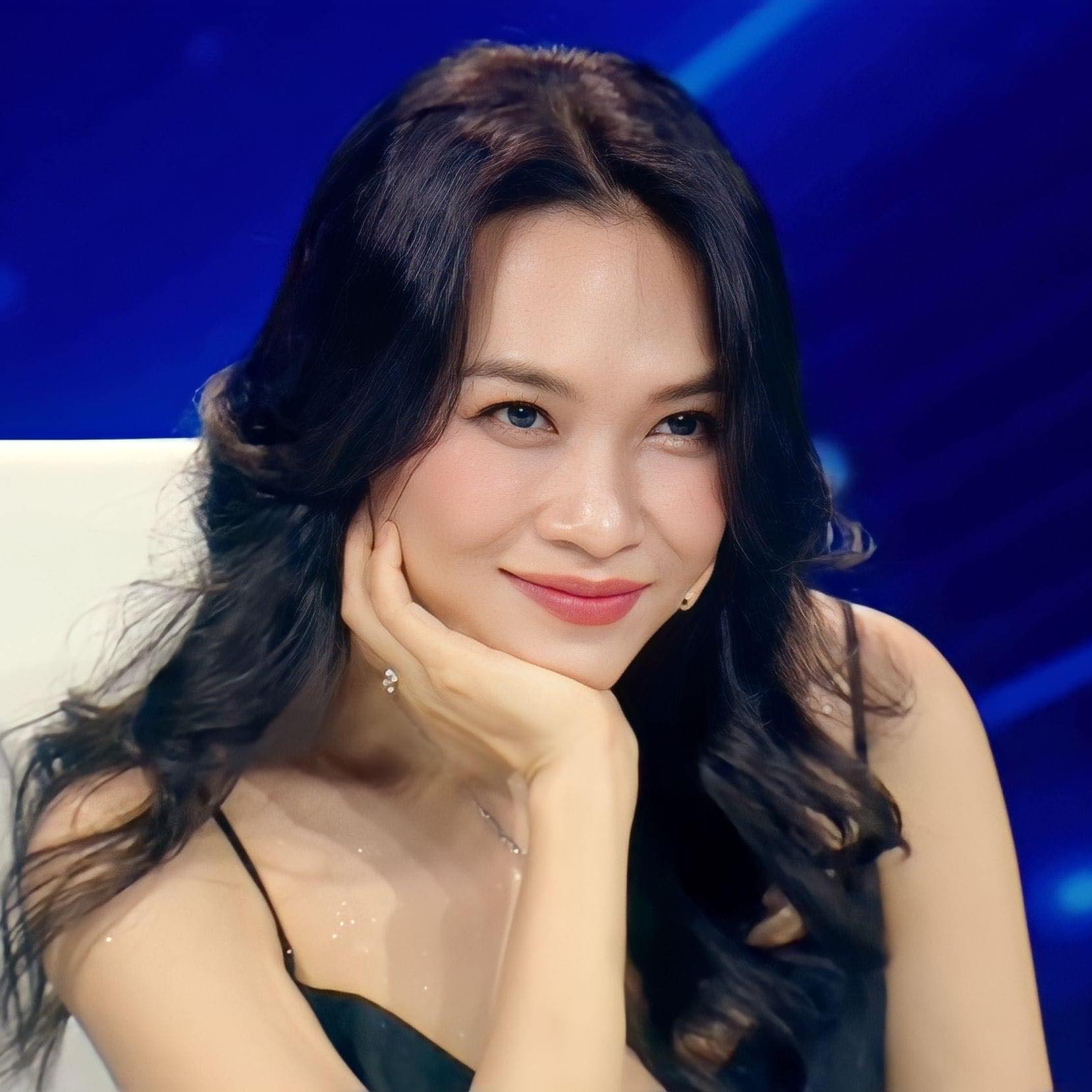 Nữ hoàng Vpop sở hữu nhà trăm tỷ giữa TP.HCM, 26 năm giữ sạch tên tuổi, nghi yêu đàn em kém 10 tuổi- Ảnh 1. Nữ hoàng Vpop sở hữu nhà trăm tỷ giữa TP.HCM, 26 năm giữ sạch tên tuổi, nghi yêu đàn em kém 10 tuổi- Ảnh 1.