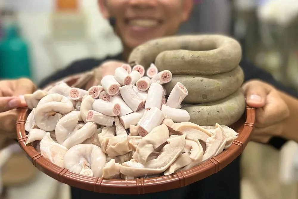 Xử phạt Lòng Chát Quán vì vi phạm ATTP sau vụ "lòng xe điếu"- Ảnh 1.