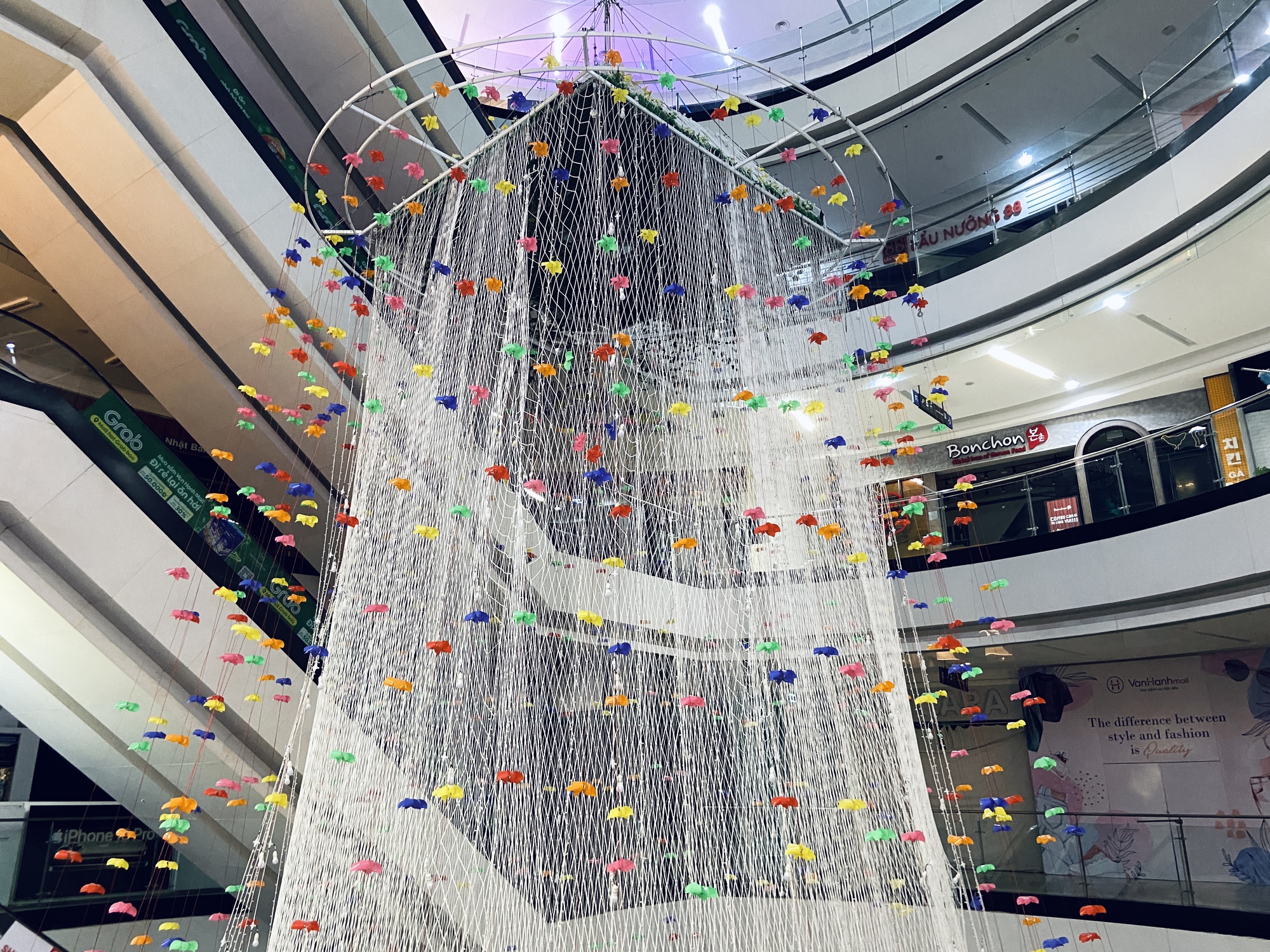 Cảnh tượng không ngờ bên trong Vạn Hạnh Mall sau 22h30, một chi tiết gây chú ý sau khi hàng quán tạm nghỉ- Ảnh 5.