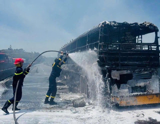 Lời xin lỗi của chủ xe khách giường nằm bốc cháy ngùn ngụt trên cao tốc và phản ứng khó tin của cộng đồng mạng: "Quãng thời gian tồi tệ nhất trong hơn 20 năm làm nghề..."- Ảnh 3. Lời xin lỗi của chủ xe khách giường nằm bốc cháy ngùn ngụt trên cao tốc và phản ứng khó tin của cộng đồng mạng: "Quãng thời gian tồi tệ nhất trong hơn 20 năm làm nghề..."- Ảnh 3.