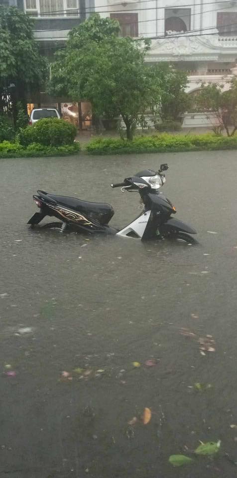 Ảnh, clip: Một tỉnh phía Bắc đang ngập cục bộ sau cơn mưa lớn, người dân không kịp trở tay- Ảnh 6.