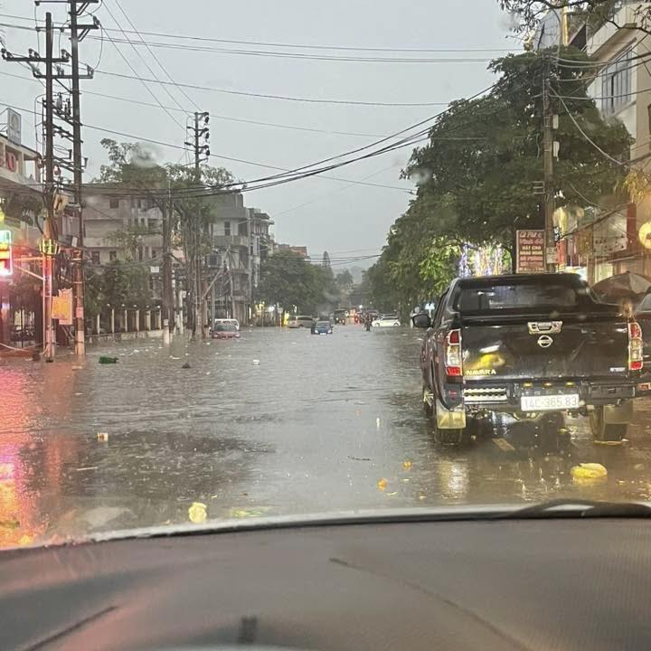 Ảnh, clip: Một tỉnh phía Bắc đang ngập cục bộ sau cơn mưa lớn, người dân không kịp trở tay- Ảnh 5.