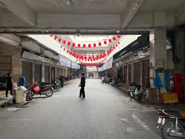 Hàng loạt hộ kinh doanh ở chợ Đồng Xuân đóng cửa: Lộ lý do bất ngờ- Ảnh 1. Hàng loạt hộ kinh doanh ở chợ Đồng Xuân đóng cửa: Lộ lý do bất ngờ- Ảnh 1.