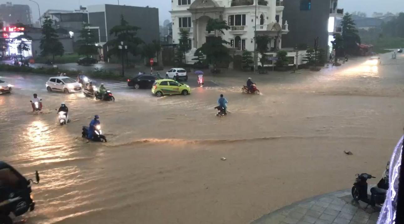 Ảnh, clip: Một tỉnh phía Bắc đang ngập cục bộ sau cơn mưa lớn, người dân không kịp trở tay- Ảnh 3.