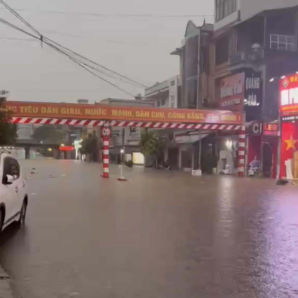 Ảnh, clip: Một tỉnh phía Bắc đang ngập cục bộ sau cơn mưa lớn, người dân không kịp trở tay- Ảnh 2.