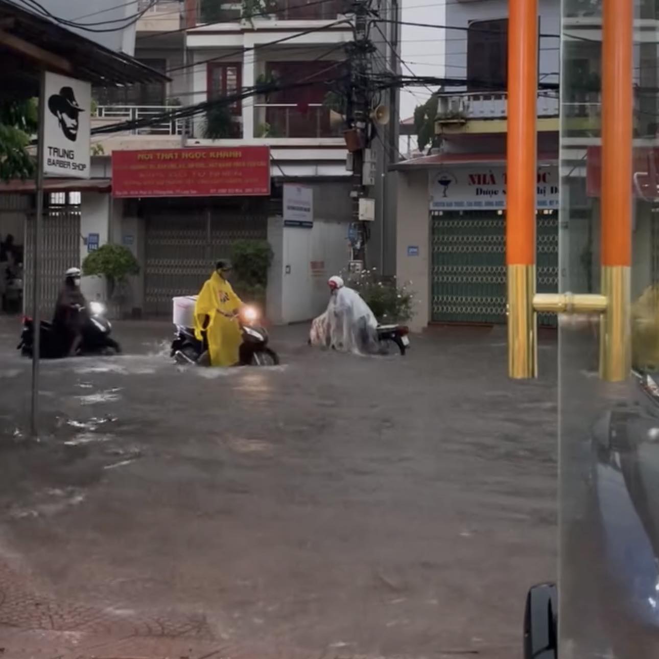 Ảnh, clip: Một tỉnh phía Bắc đang ngập cục bộ sau cơn mưa lớn, người dân không kịp trở tay- Ảnh 4.