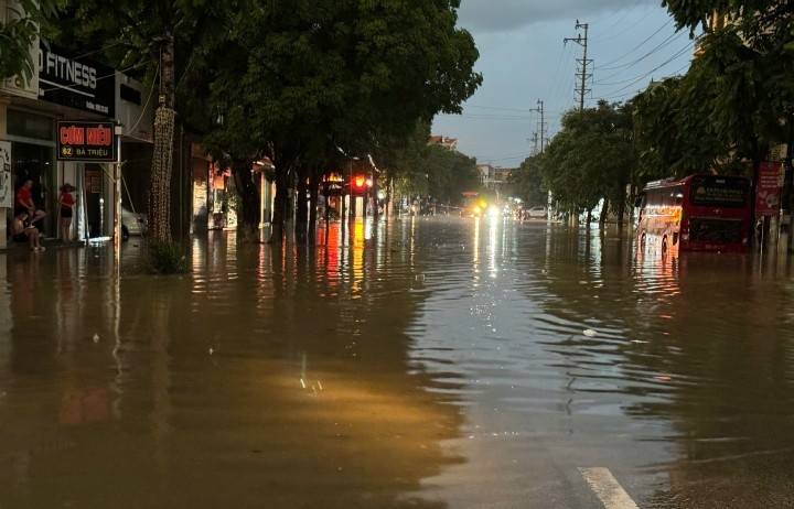 Ảnh, clip: Một tỉnh phía Bắc đang ngập cục bộ sau cơn mưa lớn, người dân không kịp trở tay- Ảnh 9.