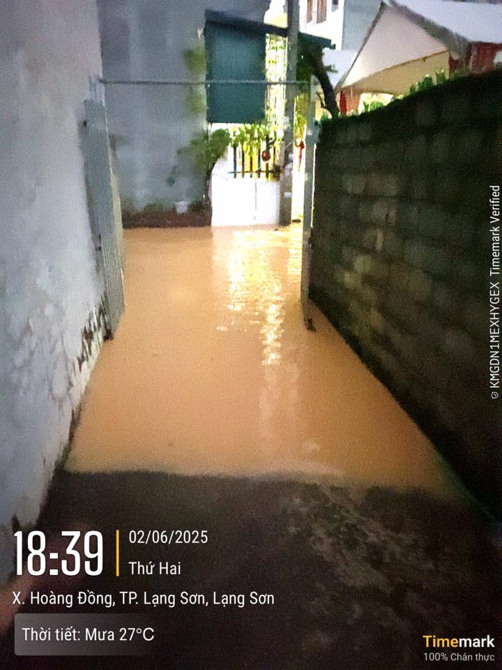 Ảnh, clip: Một tỉnh phía Bắc đang ngập cục bộ sau cơn mưa lớn, người dân không kịp trở tay- Ảnh 8.