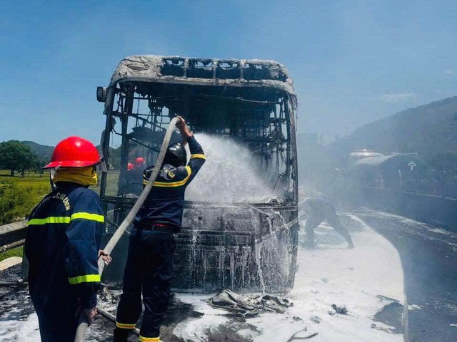 Lời xin lỗi của chủ xe khách giường nằm bốc cháy ngùn ngụt trên cao tốc và phản ứng khó tin của cộng đồng mạng: "Quãng thời gian tồi tệ nhất trong hơn 20 năm làm nghề..."- Ảnh 2. Lời xin lỗi của chủ xe khách giường nằm bốc cháy ngùn ngụt trên cao tốc và phản ứng khó tin của cộng đồng mạng: "Quãng thời gian tồi tệ nhất trong hơn 20 năm làm nghề..."- Ảnh 2.