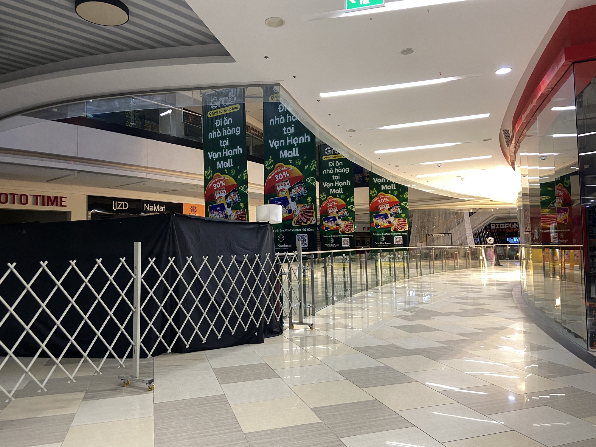 Cảnh tượng không ngờ bên trong Vạn Hạnh Mall sau 22h30, một chi tiết gây chú ý sau khi hàng quán tạm nghỉ- Ảnh 6.