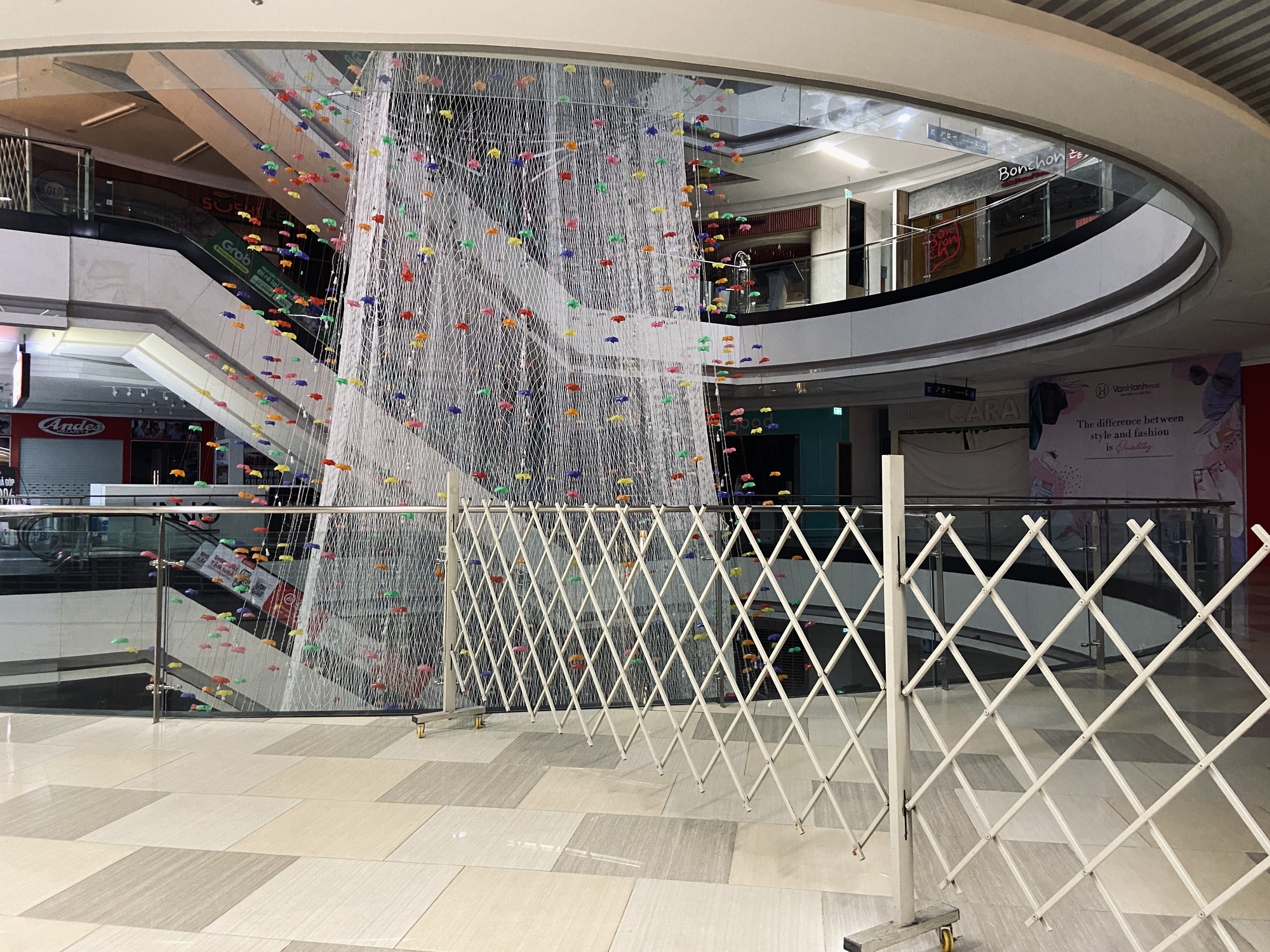 Cảnh tượng không ngờ bên trong Vạn Hạnh Mall sau 22h30, một chi tiết gây chú ý sau khi hàng quán tạm nghỉ- Ảnh 7.