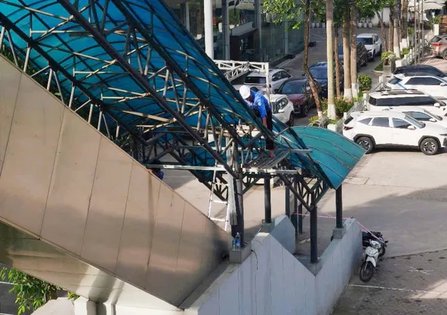 Cận cảnh ‘vá’ mái nhà ga tàu Cát Linh - Hà Đông- Ảnh 7. Cận cảnh ‘vá’ mái nhà ga tàu Cát Linh - Hà Đông- Ảnh 7.