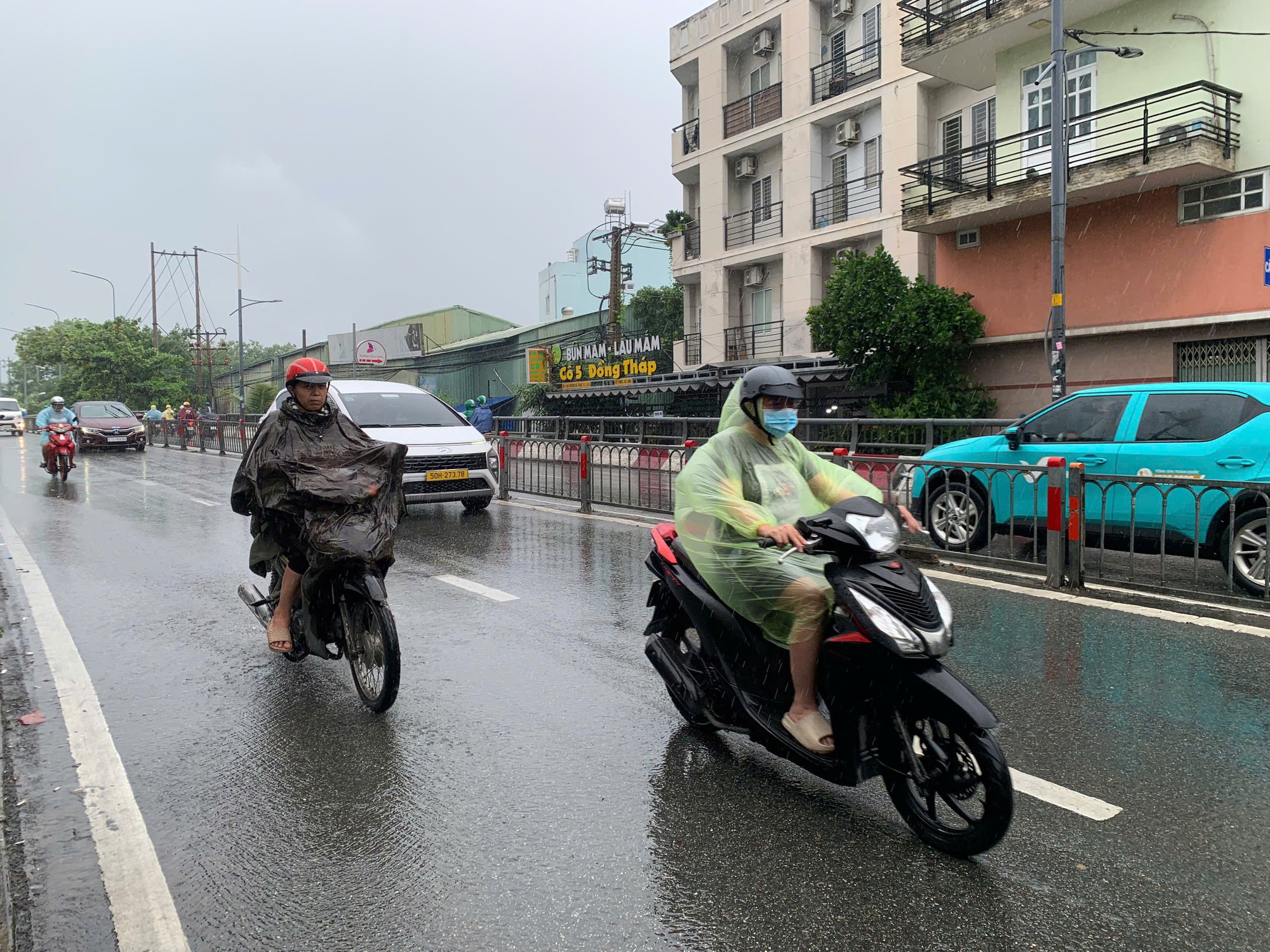 TP HCM: Gió rít mạnh, mưa như trút nước- Ảnh 6.