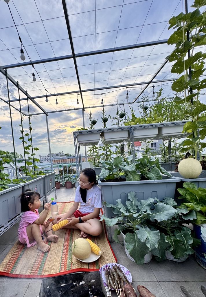 Từ tay mơ đến bà chủ vườn chỉ sau 2 tháng: Mẹ trẻ bật mí 4 kinh nghiệm trồng rau sân thượng trĩu quả khiến ai cũng bất ngờ vì “quá dễ”- Ảnh 10. Từ tay mơ đến bà chủ vườn chỉ sau 2 tháng: Mẹ trẻ bật mí 4 kinh nghiệm trồng rau sân thượng trĩu quả khiến ai cũng bất ngờ vì “quá dễ”- Ảnh 10.