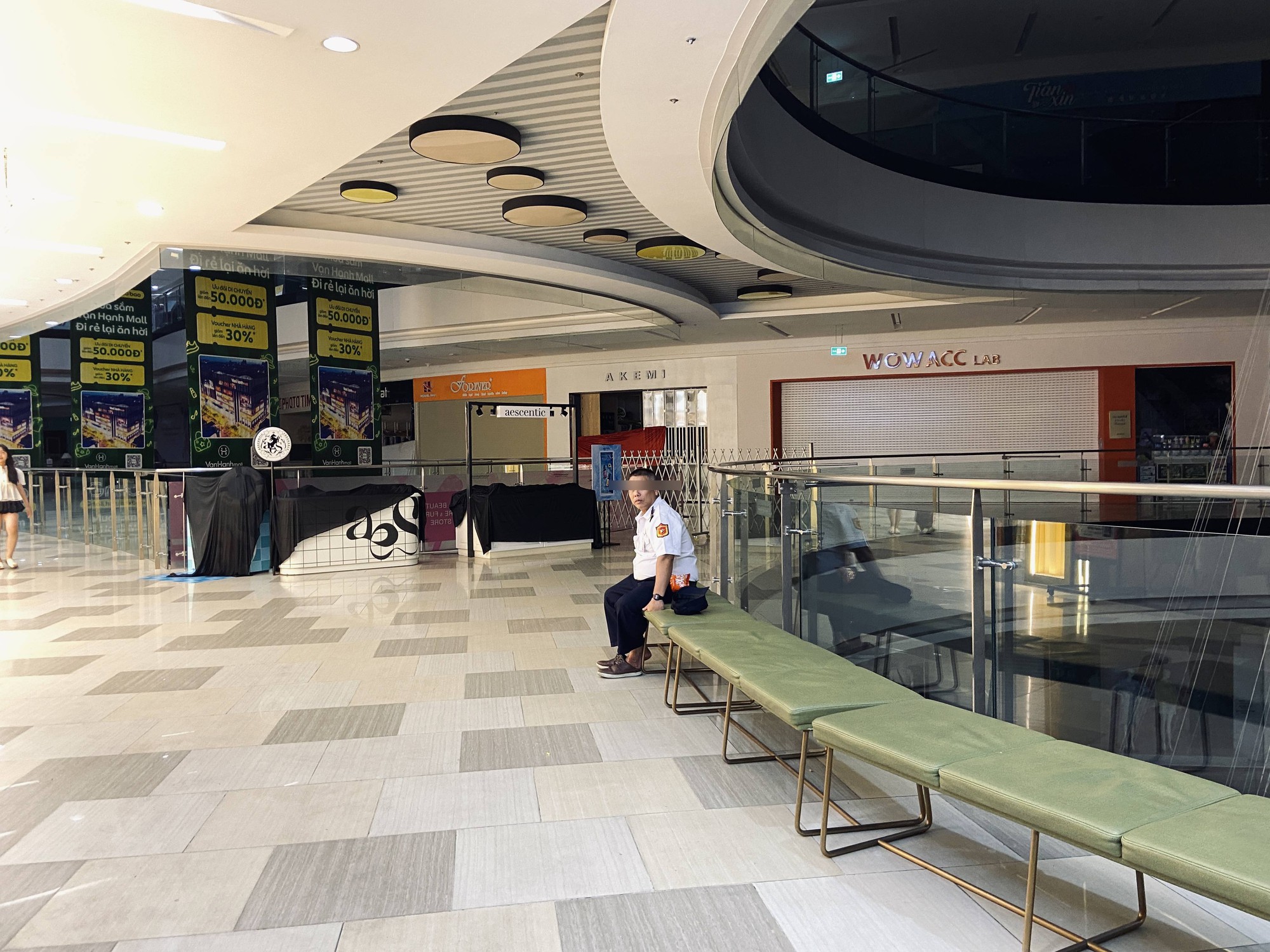 Cảnh tượng không ngờ bên trong Vạn Hạnh Mall sau 22h30, một chi tiết gây chú ý sau khi hàng quán tạm nghỉ- Ảnh 8.