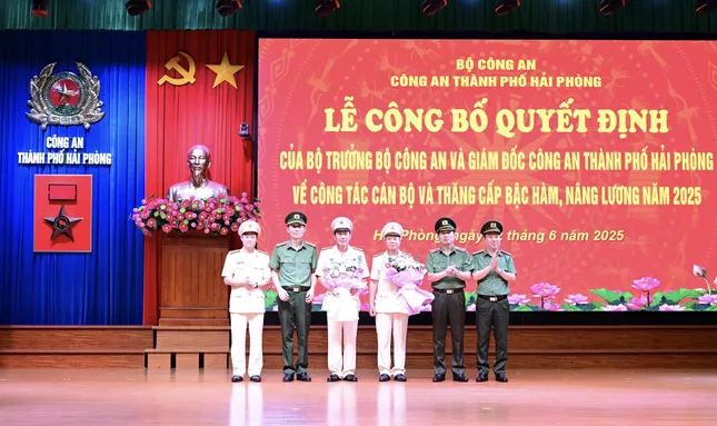 Hai phó giám đốc Công an TP Hải Phòng nghỉ hưu- Ảnh 1. Hai phó giám đốc Công an TP Hải Phòng nghỉ hưu- Ảnh 1.