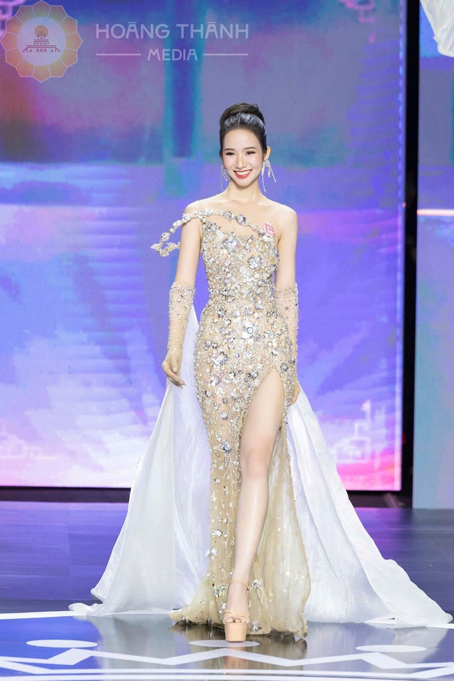 Nữ sinh Huế được mẹ "nắn chân" từ nhỏ để thi Hoa hậu: Học hành giỏi giang, vững vàng trước thử thách nhờ một câu nói- Ảnh 2. Nữ sinh Huế được mẹ "nắn chân" từ nhỏ để thi Hoa hậu: Học hành giỏi giang, vững vàng trước thử thách nhờ một câu nói- Ảnh 2.