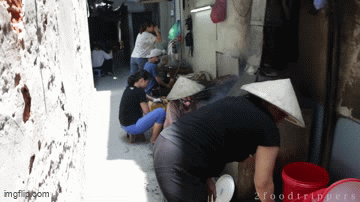 Khách Tây mê mẩn món ăn nổi tiếng thứ 2 của Hà Nội, đi bộ đến 48 phút trong cái nóng chỉ để thưởng thức- Ảnh 3.