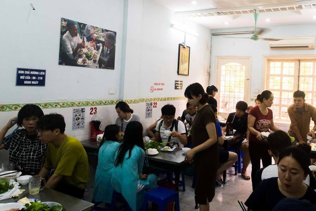 Khách Tây mê mẩn món ăn nổi tiếng thứ 2 của Hà Nội, đi bộ đến 48 phút trong cái nóng chỉ để thưởng thức- Ảnh 6.