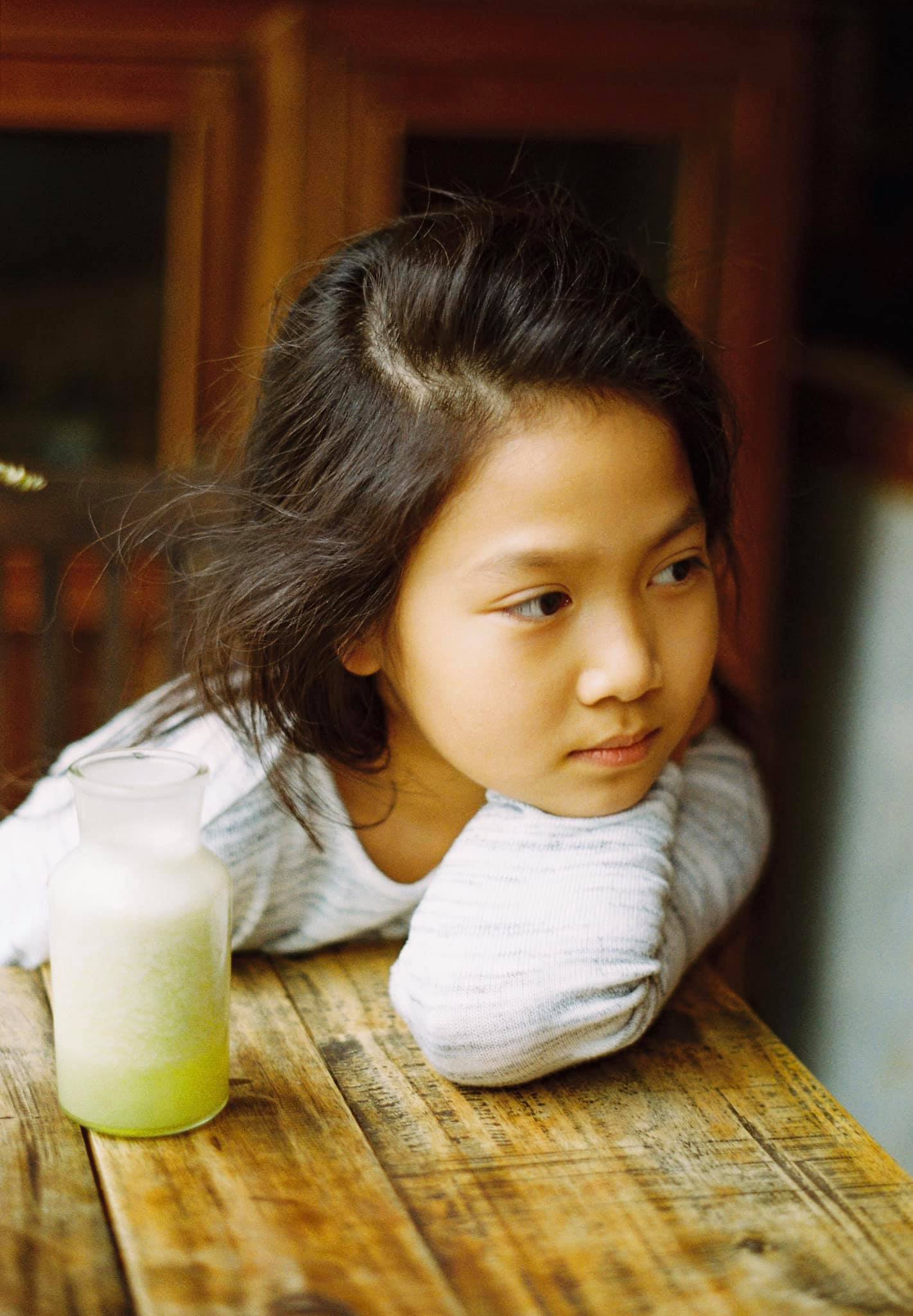 "Tiểu công chúa" bé bỏng của "Bố ơi, mình đi đâu thế?" nay thành thiếu nữ dịu dàng, vẻ đẹp trong trẻo chuẩn "nàng thơ"- Ảnh 4. "Tiểu công chúa" bé bỏng của "Bố ơi, mình đi đâu thế?" nay thành thiếu nữ dịu dàng, vẻ đẹp trong trẻo chuẩn "nàng thơ"- Ảnh 4.