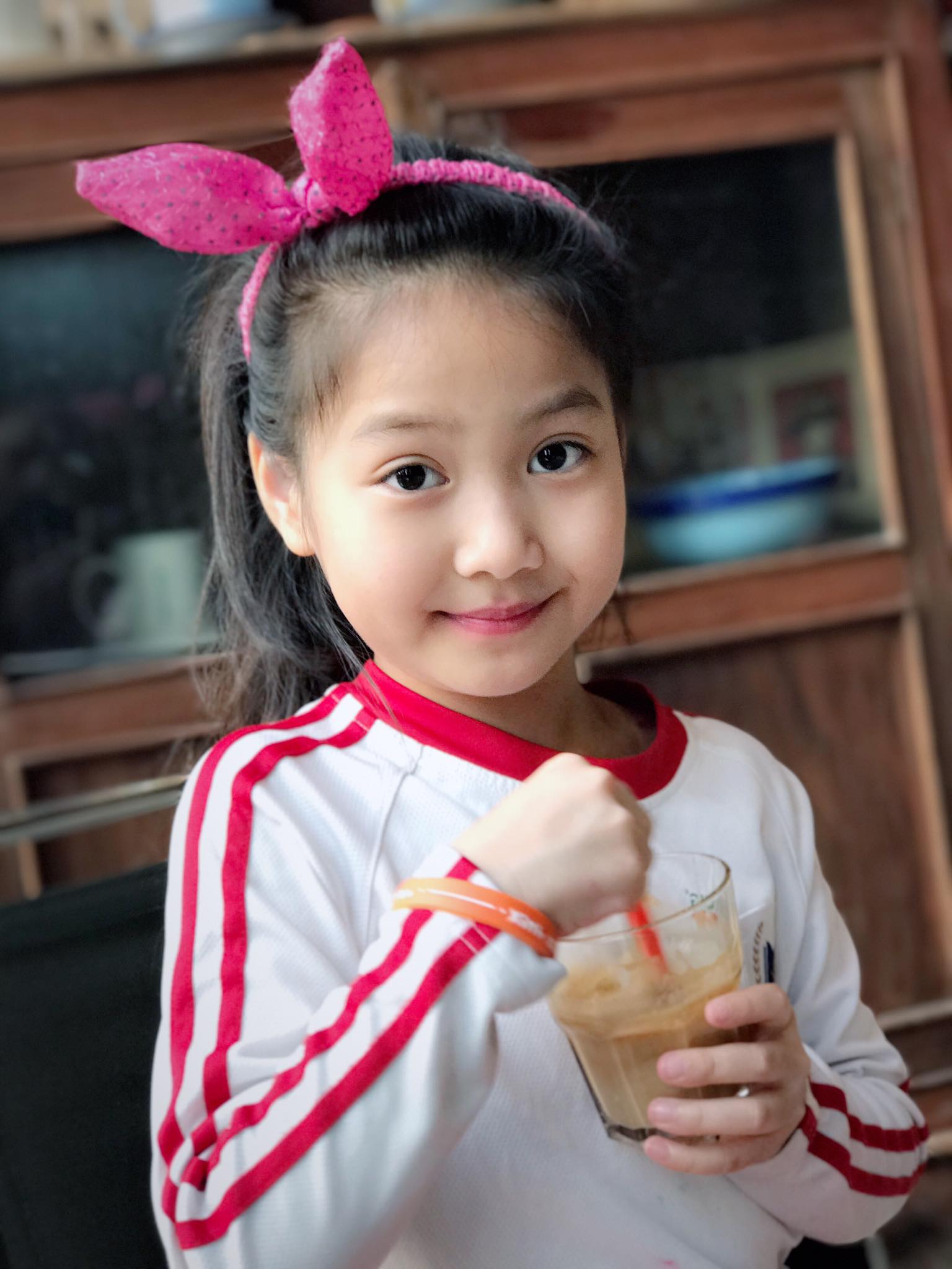"Tiểu công chúa" bé bỏng của "Bố ơi, mình đi đâu thế?" nay thành thiếu nữ dịu dàng, vẻ đẹp trong trẻo chuẩn "nàng thơ"- Ảnh 1. "Tiểu công chúa" bé bỏng của "Bố ơi, mình đi đâu thế?" nay thành thiếu nữ dịu dàng, vẻ đẹp trong trẻo chuẩn "nàng thơ"- Ảnh 1.