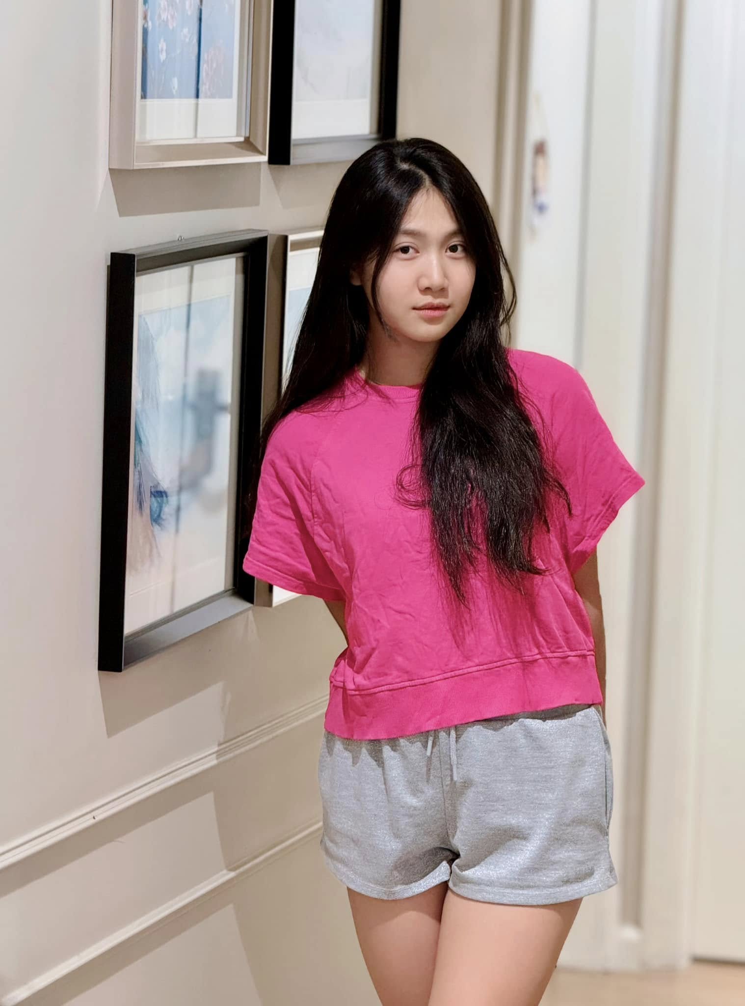 "Tiểu công chúa" bé bỏng của "Bố ơi, mình đi đâu thế?" nay thành thiếu nữ dịu dàng, vẻ đẹp trong trẻo chuẩn "nàng thơ"- Ảnh 19. "Tiểu công chúa" bé bỏng của "Bố ơi, mình đi đâu thế?" nay thành thiếu nữ dịu dàng, vẻ đẹp trong trẻo chuẩn "nàng thơ"- Ảnh 19.