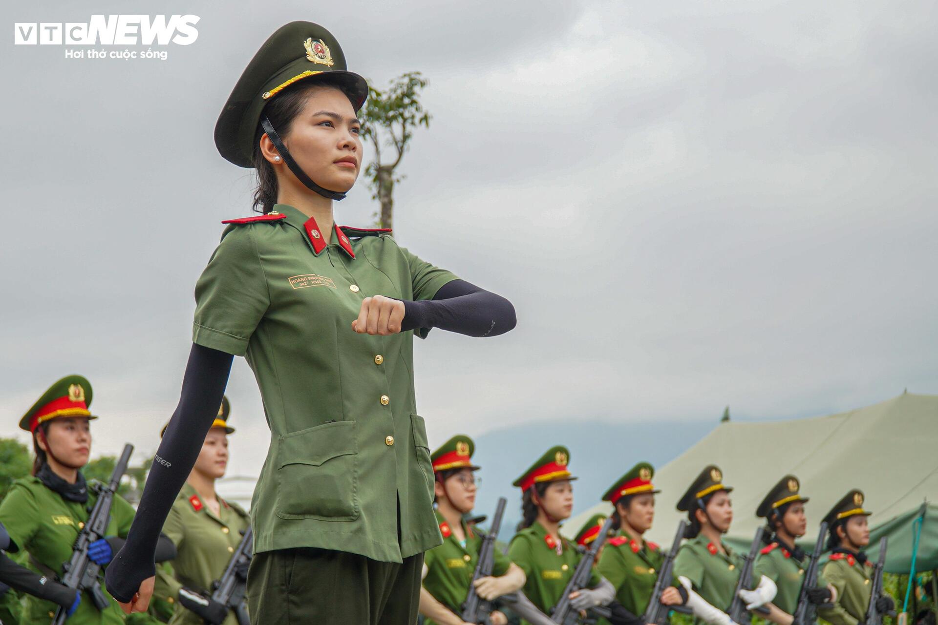 'Bóng hồng' công an tập luyện dưới nắng gắt chuẩn bị cho lễ duyệt binh 2/9- Ảnh 9. 'Bóng hồng' công an tập luyện dưới nắng gắt chuẩn bị cho lễ duyệt binh 2/9- Ảnh 9.