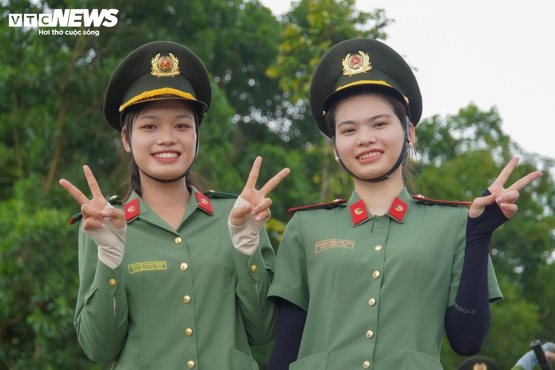 'Bóng hồng' công an tập luyện dưới nắng gắt chuẩn bị cho lễ duyệt binh 2/9- Ảnh 10. 'Bóng hồng' công an tập luyện dưới nắng gắt chuẩn bị cho lễ duyệt binh 2/9- Ảnh 10.