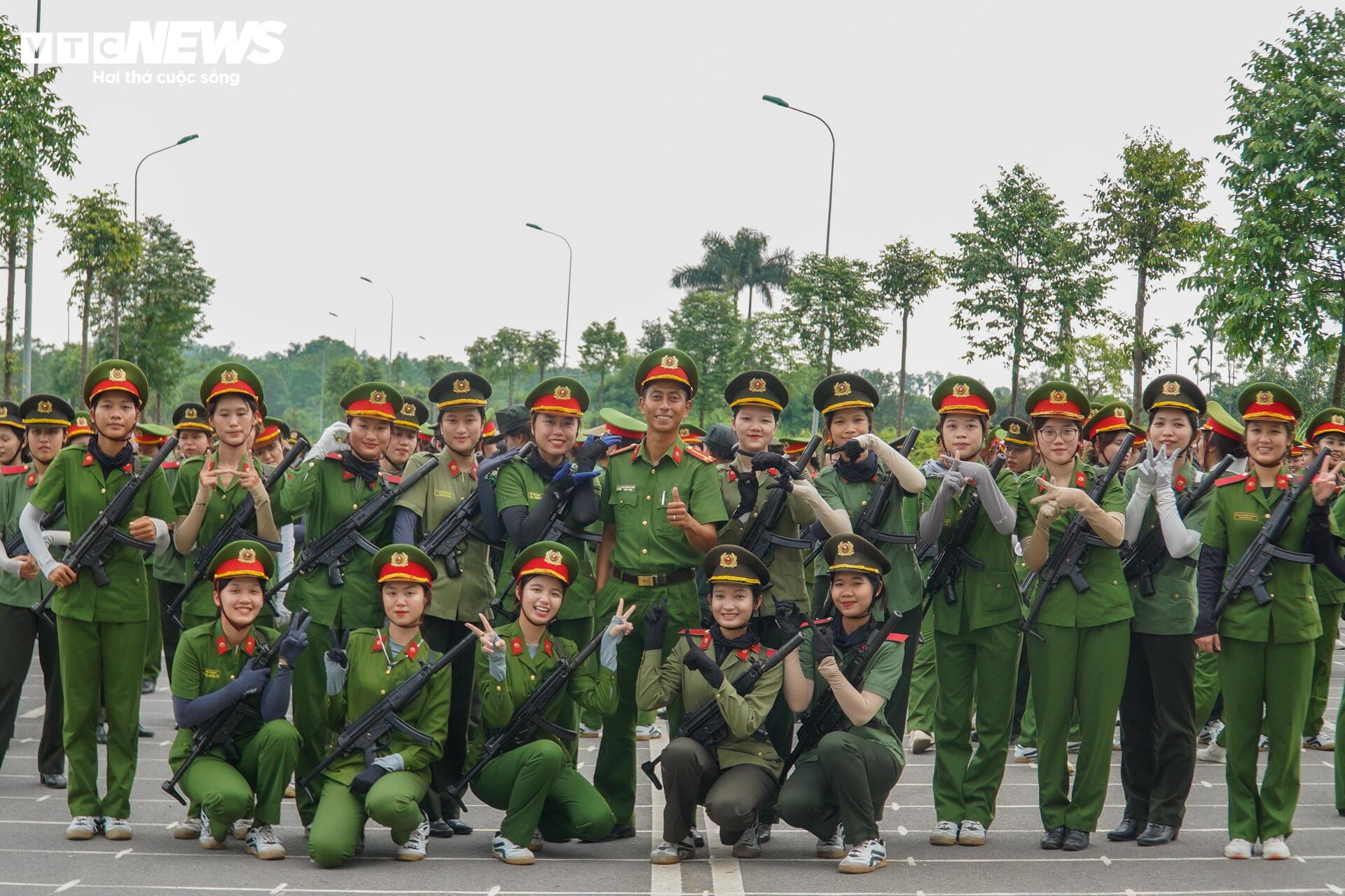'Bóng hồng' công an tập luyện dưới nắng gắt chuẩn bị cho lễ duyệt binh 2/9- Ảnh 12. 'Bóng hồng' công an tập luyện dưới nắng gắt chuẩn bị cho lễ duyệt binh 2/9- Ảnh 12.