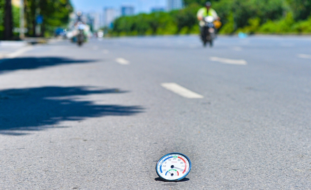 Thực hư thông tin Hà Nội nóng 61 độ C: Tại sao bản tin thời tiết dự báo nhiệt độ cao nhất là 40 độ C, mà cầm nhiệt kế ra đường lại đo được tận 61 độ?- Ảnh 7. Thực hư thông tin Hà Nội nóng 61 độ C: Tại sao bản tin thời tiết dự báo nhiệt độ cao nhất là 40 độ C, mà cầm nhiệt kế ra đường lại đo được tận 61 độ?- Ảnh 7.