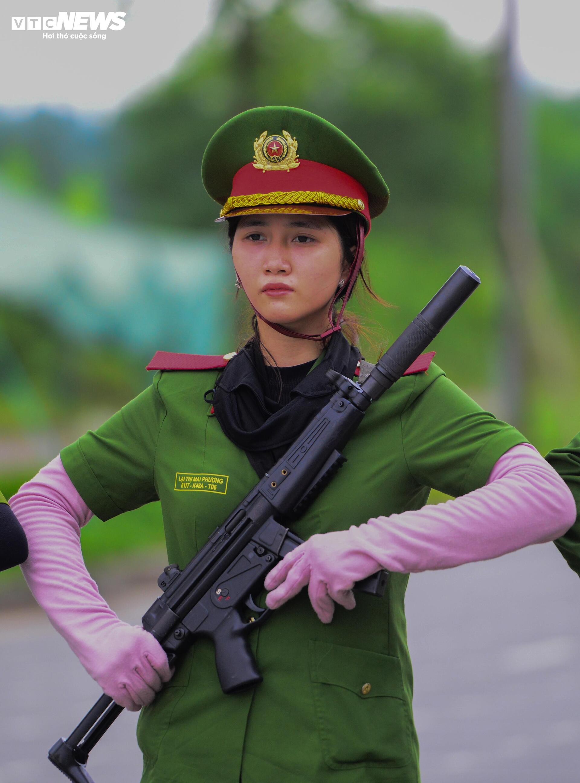 'Bóng hồng' công an tập luyện dưới nắng gắt chuẩn bị cho lễ duyệt binh 2/9- Ảnh 6. 'Bóng hồng' công an tập luyện dưới nắng gắt chuẩn bị cho lễ duyệt binh 2/9- Ảnh 6.